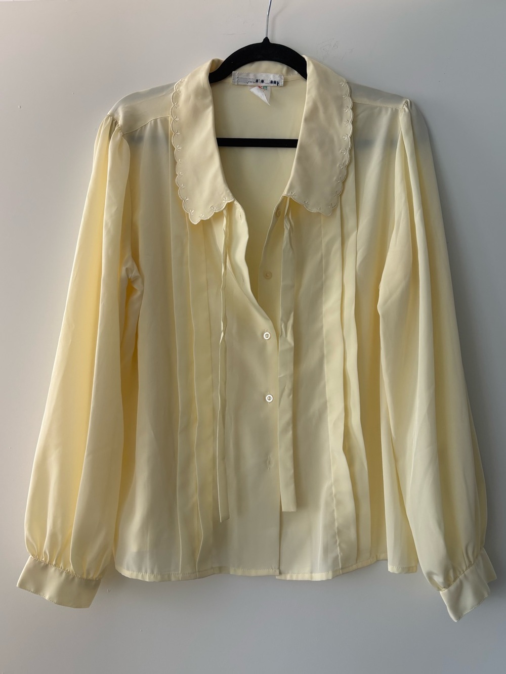 Vintage-Inspired butter yellow Scalloped Collar Blouse in size M